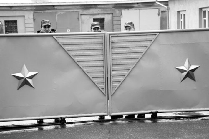 За воротами воинской части. Фото Андрея БАУЛИНА.