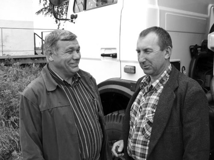 Директор Александр Шнайдер (слева) и шофер Сергей Бояркеев.