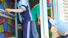 В ремонте своих школ активно принимают участие и школьники.