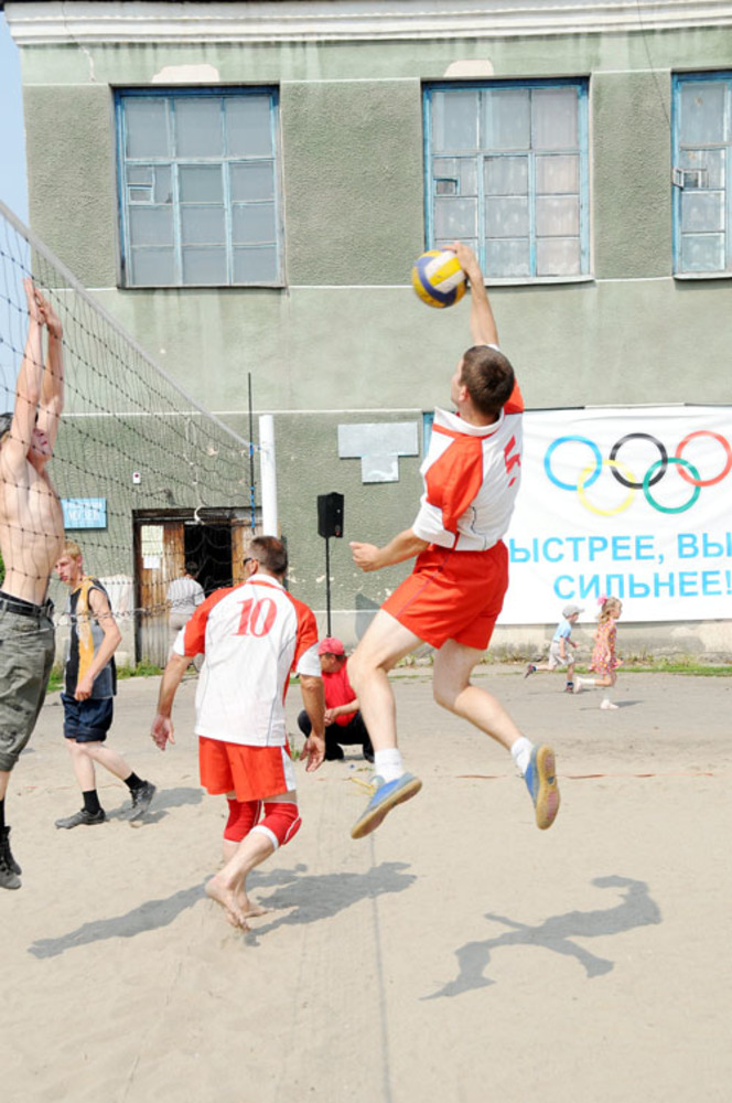 Быстрее, выше, сильнее! Играют убинский «Спартак» и команда Новодубровского сельсовета.