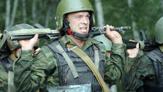 Полосу препятствий спецназовцы преодолевают во  всеоружии...