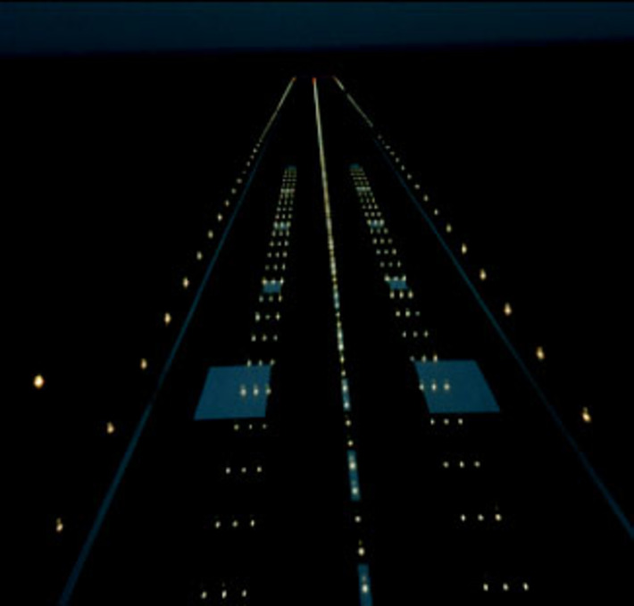 Садиться на недавно построенную полосу легко даже ночью благодаря «ковровой дорожке» из бегущих огней.