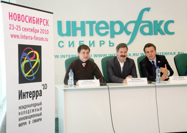 Во время пресс-конференции.
