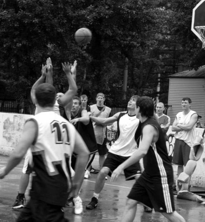 В соревнованиях «Оранжевый мяч-2010» на стадионе «Спартак» приняли участие более 50-ти команд.