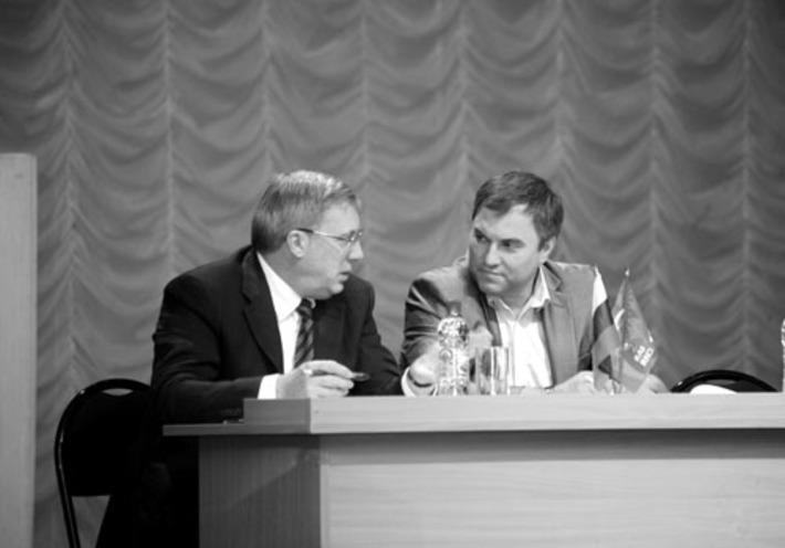 Губернатор  Новосибирской области Виктор Толоконский и  секретарь президиума Генерального совета партии «Единая Россия» Вячеслав Володин в президиуме конференции. Фото Михаила ПЕРМИНА.