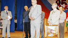 Глава района Валерий Носков принимает поздравления от гостей.