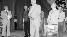 Глава района Валерий Носков принимает поздравления от гостей.