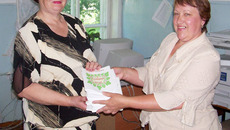 Сборник стихов «Последняя ягода». Алла Попрыга и заведующая информационно-библиографическим сектором Колыванской библиотеки О. Макарова.