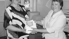 Сборник стихов «Последняя ягода». Алла Попрыга и заведующая информационно-библиографическим сектором Колыванской библиотеки О. Макарова.