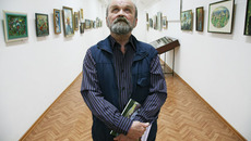 Юрий Шепель среди своих картин.