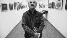 Юрий Шепель среди своих картин.