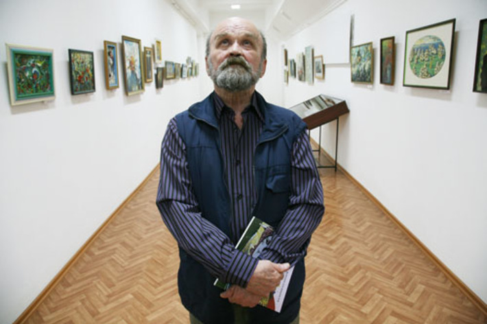 Юрий Шепель среди своих картин.