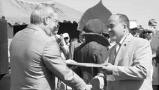 Губернатор Новосибирской области Виктор Толоконский вручает Почетную грамоту руководителю группы компаний «Агроснабтехсервис» Анатолию Жукову.