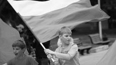 Они родились под флагом России. Под ним им и расти!