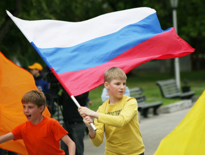 Они родились под флагом России. Под ним им и расти!