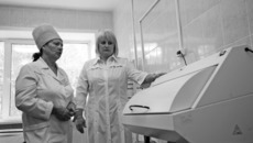 Старшая медицинская сестра хирургического отделения и реанимации Зоя Шапорина с главным врачом Усть-Таркской центральной районной больницы Натальей Коваленко (слева направо).