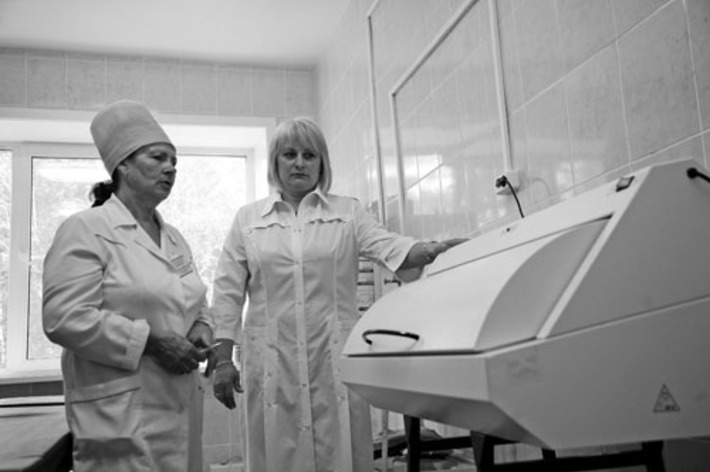 Старшая медицинская сестра хирургического отделения и реанимации Зоя Шапорина с главным врачом Усть-Таркской центральной районной больницы Натальей Коваленко (слева направо).