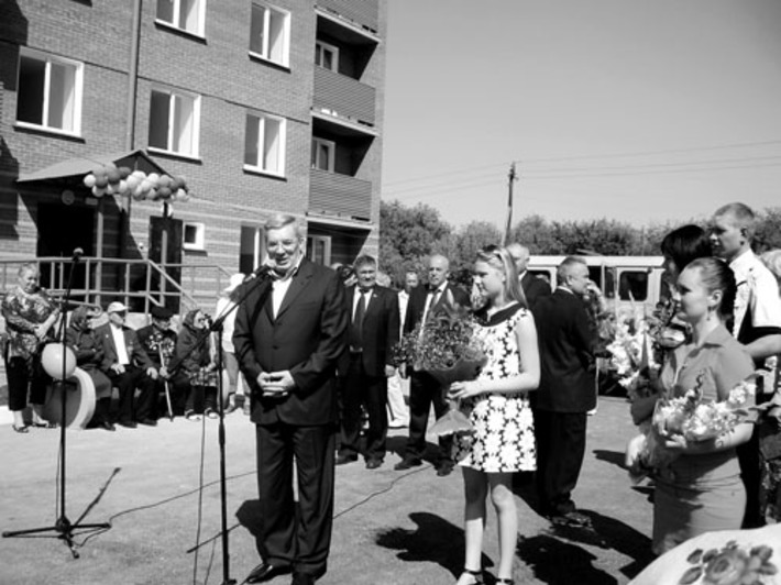 На торжественном открытии дома, где значительную часть квартир получают ветераны войны.