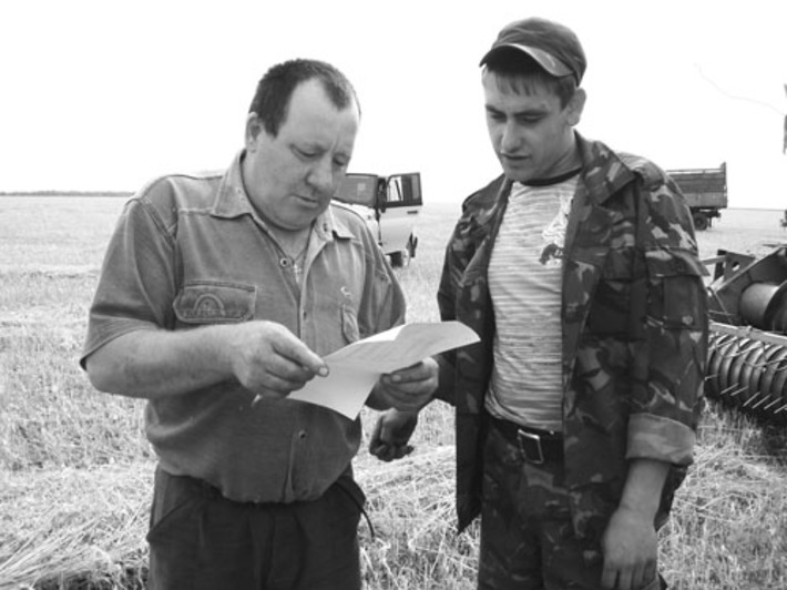 Механизатор Владимир Реклинг (слева) и водитель Максим Шефер живо интересуются ходом полевых работ в своем хозяйстве, да и у соседей.