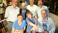 Светлана Кравчук, Наталья Манторова и Борис Бурков (в первом ряду слева направо), Геральд Меер, Юрий Шепель, Николай Царев и Виктор Старадымов (во втором ряду слева направо).