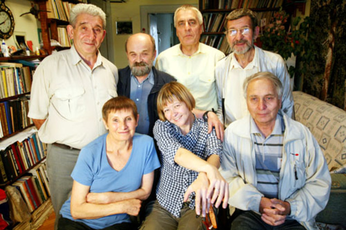 Светлана Кравчук, Наталья Манторова и Борис Бурков (в первом ряду слева направо), Геральд Меер, Юрий Шепель, Николай Царев и Виктор Старадымов (во втором ряду слева направо).