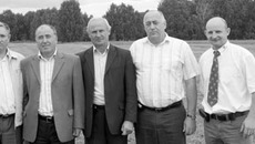 Группа участников демпоказа техники.