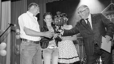 Черепановец Виктор Косоуров вручает роскошный самовар многодетной семье Бобковых.