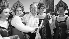 У преподавателя школы искусств композитора Геннадия Моисеева есть еще один повод для радости — он удостоен почетного знака «За заслуги перед Маслянинским районом». С чем его и поздравляет народный хор.