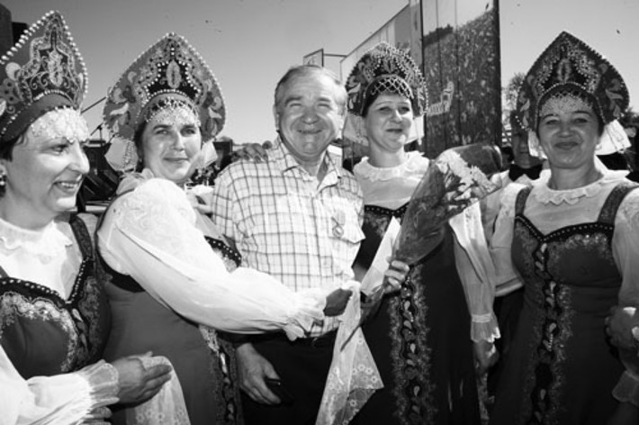 У преподавателя школы искусств композитора Геннадия Моисеева есть еще один повод для радости — он удостоен почетного знака «За заслуги перед Маслянинским районом». С чем его и поздравляет народный хор.