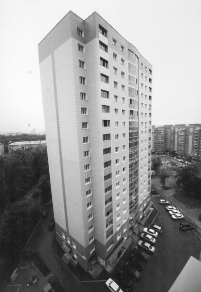 Все выше и выше. Одно из самых высоких строений Кировского района — жилой дом на улице Аникина.  Фото Бориса МОСКВИНА.