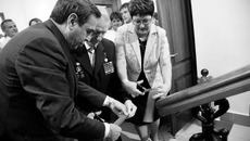 Ленточку перерезают мэр Новосибирска Владимир Городецкий, художник Вениамин Чебанов и министр культуры Новосибирской области Наталья Ярославцева.