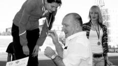 Ирину Жирнову награждает заместитель руководителя департамента физической культуры и спорта Новосибирской области Александр Веселов. Рядом — бронзовый призер соревнований в беге на 800 метров, воспитанница ШВСМ Елена Кобелева.