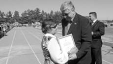 За большой личный вклад в воспитание молодежи Почетную грамоту областной администрации вручает матери Героя ордынской земли Фаине Демаковой Алексей Беспаликов.