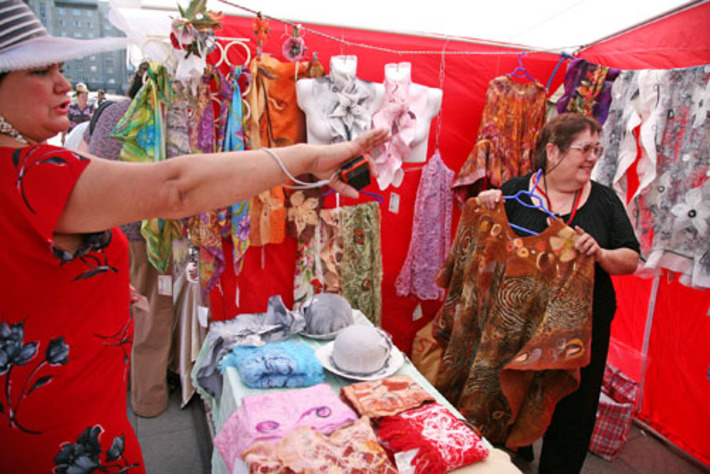 Наряды из батика – всегда радость.