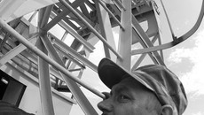 Монтаж и наладку электрического привода козлового крана ведут специалисты «Сибпромтехмонтажа». На снимке слесарь Евгений Викулов.