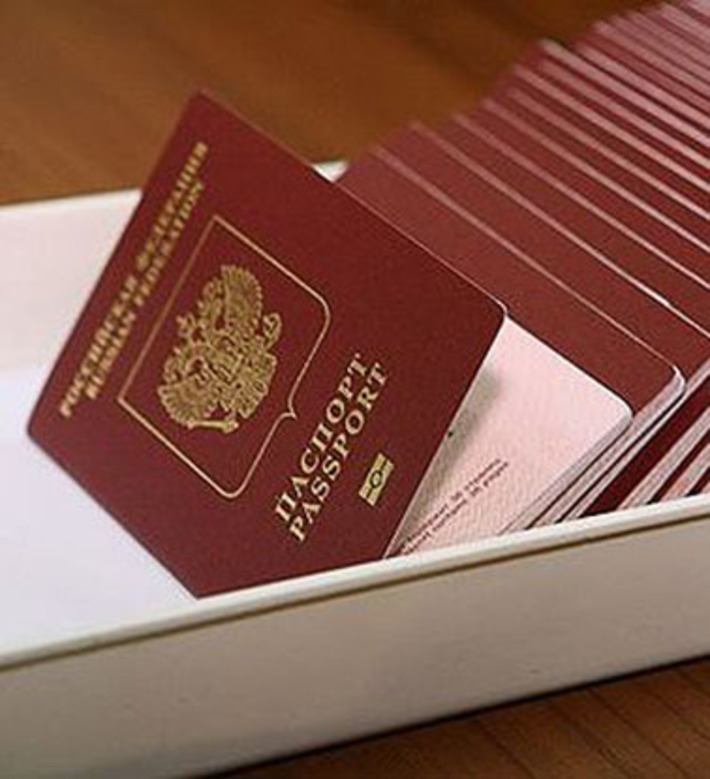 Громоздкие бумажные паспорта в будущем заменит электронная карта.