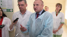 Николай Мамулат беседует с персоналом больницы.