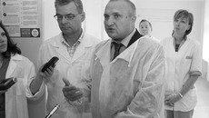 Николай Мамулат беседует с персоналом больницы.