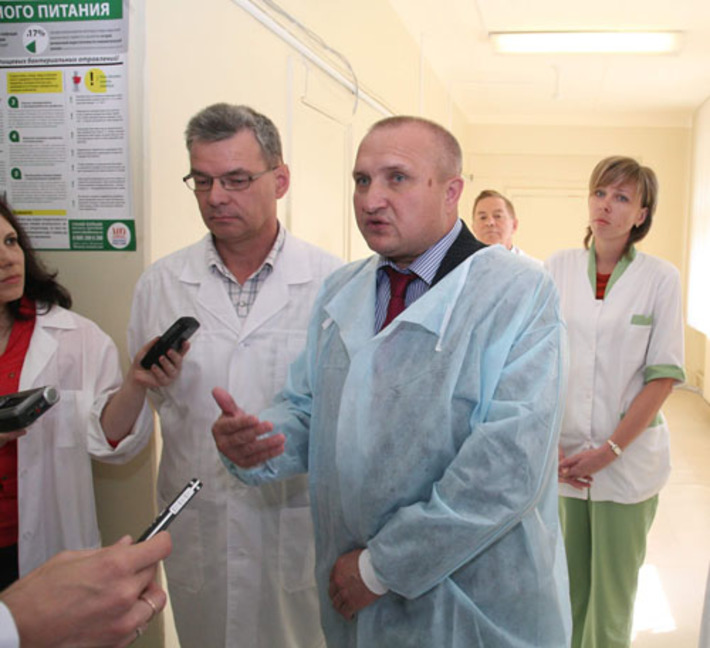 Николай Мамулат беседует с персоналом больницы.