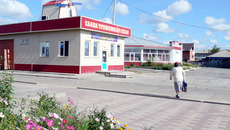 Торговые точки колхоза «Заря» в Татарске: магазин «Егорыч» и кафе-столовая «Нива».