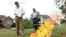 Акт сожжения священной книги мусульман двумя священниками из штата Теннесси (на снимке) тут же отозвался акциями протеста в мусульманских странах. Уже есть первые человеческие жертвы.