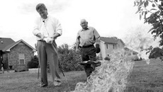 Акт сожжения священной книги мусульман двумя священниками из штата Теннесси (на снимке) тут же отозвался акциями протеста в мусульманских странах. Уже есть первые человеческие жертвы.