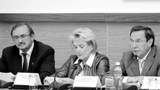 Во время «круглого стола».