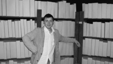 На снимке: Егор Овечкин на фоне декораций к спектаклю «История одного человека».