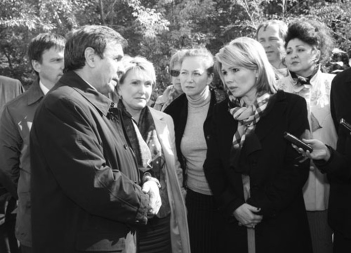 Екатерина Семёнова (справа на первом плане) за инновационный конвейер  «детсад — школа — вуз».