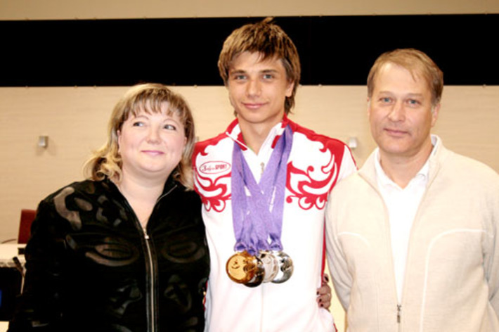 С главными болельщиками — мамой и папой.