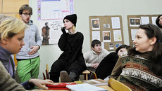 Во время съемки сериала «Школа». В центре режиссер Валерия Гай Германика.
