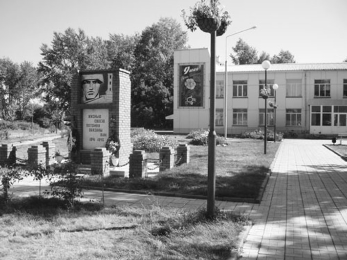 На снимке: территория майского Дома культуры содержится в образцовом порядке. Фото Марины ЛУПЕЙКЕНЕ.