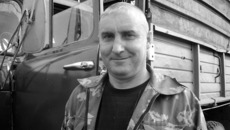 Олег Червонец, водитель автомобиля ЗИЛ ОАО «Северо-Кулундинское» Баганского района, за рулем 24 года. Он не единожды становился лучшим не только в своем акционерном обществе, но и на районном, и на областном уровне. Вот и в этом году норма вывоза пшеницы перевыполняется Олегом Семеновичем в два раза. Фото Марины ЛУПЕЙКЕНЕ.