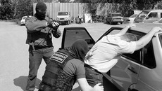 Боясь ответственности, наркоторговцы порой оказывают яростное сопротивление при задержании.